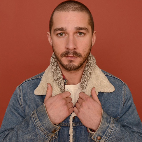 O galã e problemático Shia LaBeouf alega ter sido abusado sexualmente durante uma apresentação de um projeto artístico no qual ele se apresentava nu dentro de uma sala fechada. Ele diz que uma mulher entrou no recinto e o forçou a fazer sexo.