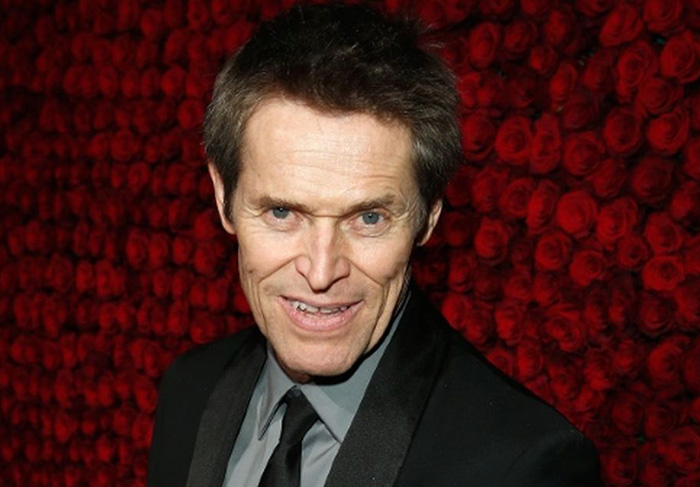 Willem Dafoe definitivamente fez algo bem incomum, em sua época de escola. Depois de produzir um filme pornô, o agora ator acabou sendo expulso das aulas