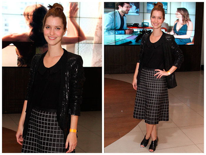 Nathalia Dill de blazer com brilho e saia quadriculada