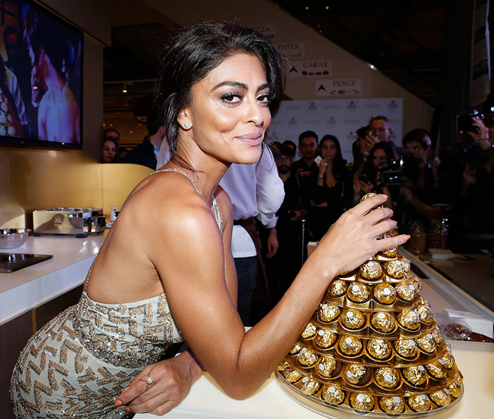 Juliana Paes usa look decotado em evento da Ferrero Rocher