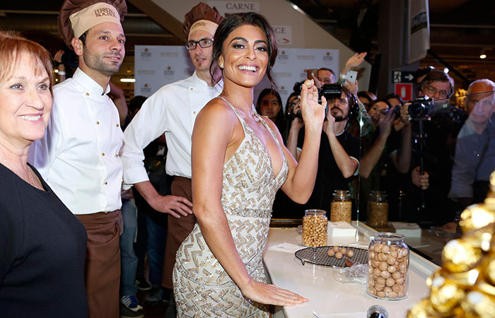 Juliana Paes usa look decotado em evento da Ferrero Rocher