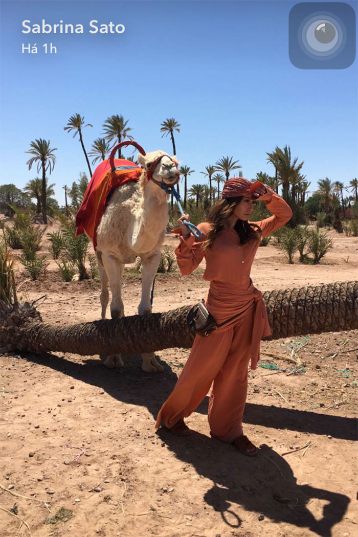  Sabrina Sato capricha no cenário para foto com camelo