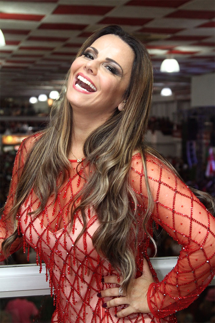 Viviane Araújo abusa da sensualidade na quadra do Salgueiro