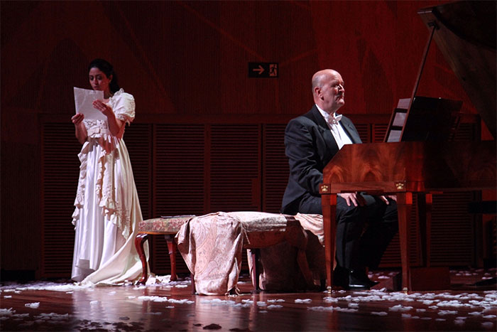  Com figurino elegante, Carol Castro estreia peça no Rio