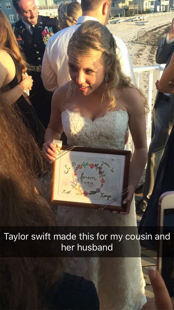 Após término, Taylor Swift surpreende fãs durante casamento