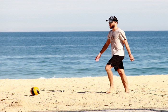 Rodrigo Hilbert aproveita o domingão para jogar vôlei