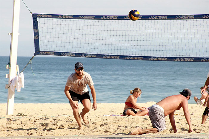 Rodrigo Hilbert aproveita o domingão para jogar vôlei