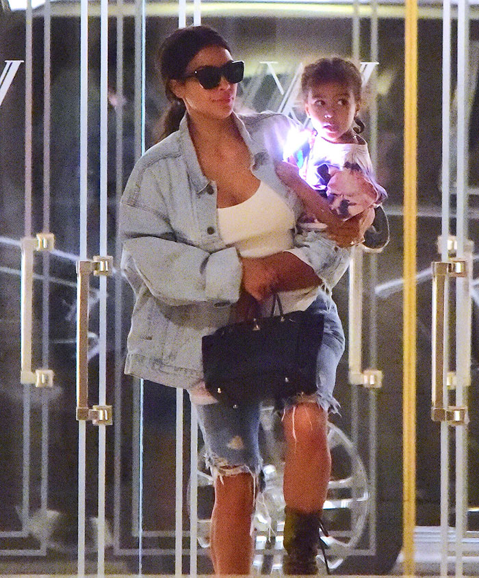 Kim Kardashian viaja de jatinho com o maridão e os filhos