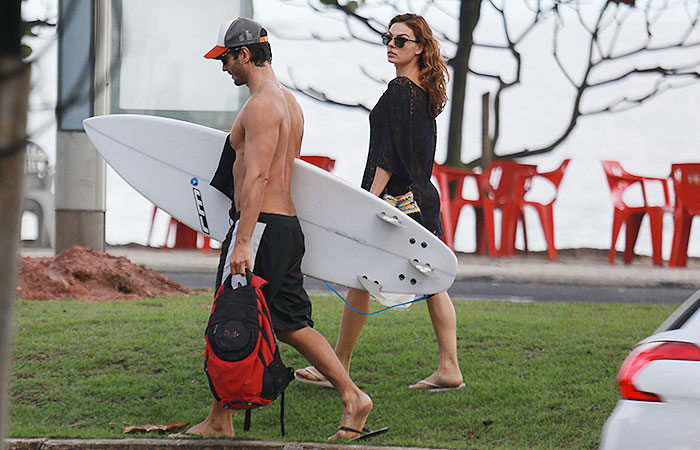 Isis Valverde curte dia de surfe ao lado do namorado