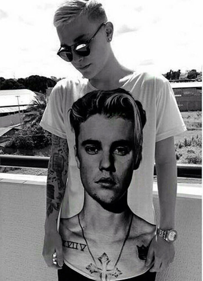 Mc Gui posa com camiseta com rosto de Justin Bieber