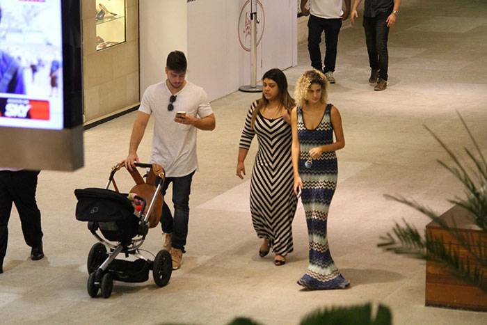 Preta Gil curte passeio no shopping com a família