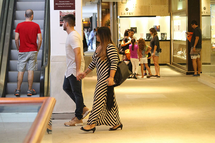 Preta Gil curte passeio no shopping com a família