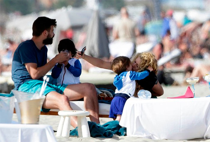 Shakira exibe cinturinha fina em dia de praia com a família