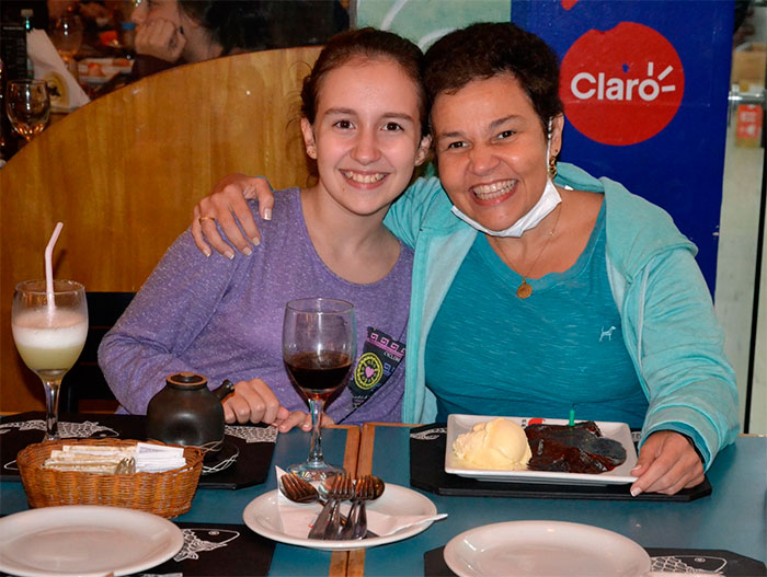 Claudia Rodrigues celebra aniversário em restaurante japonês