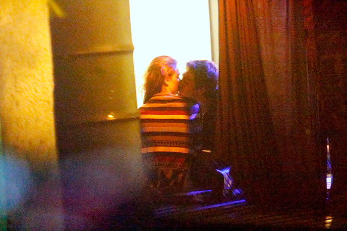 Isis Valverde beija muito em bar carioca