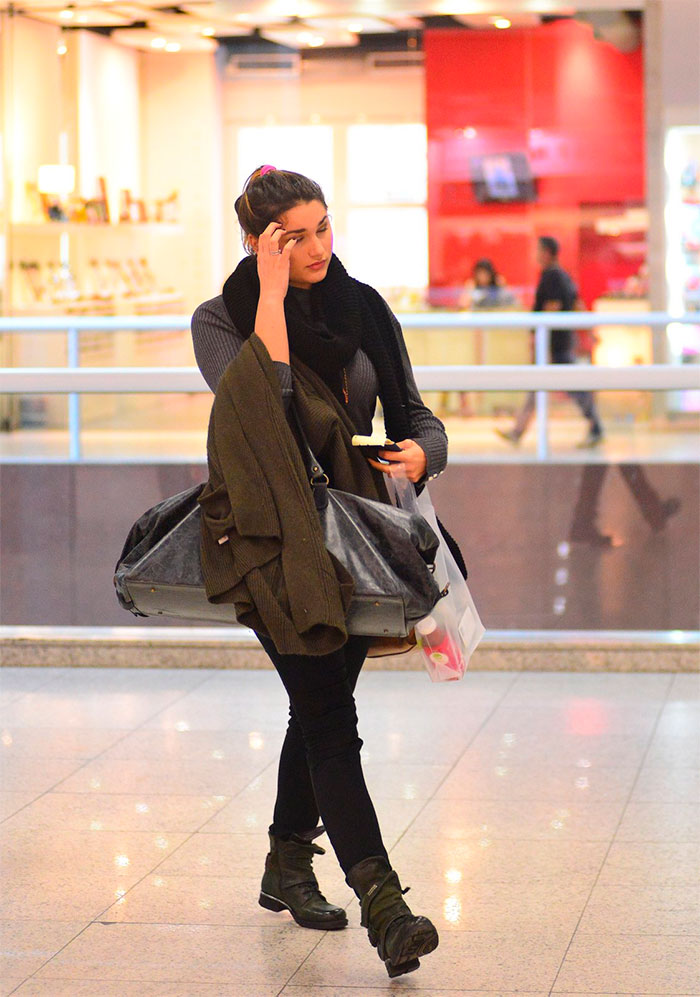 Sasha aposta em look discreto em aeroporto