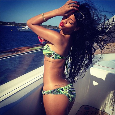 Apaixonada por praia e sol, Rihanna adora estampas coloridas na hora de relaxar no mar