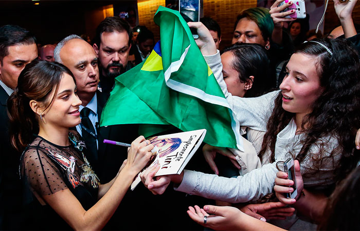 Martina Stoessel causa tumulto em pré-estreia de filme em SP