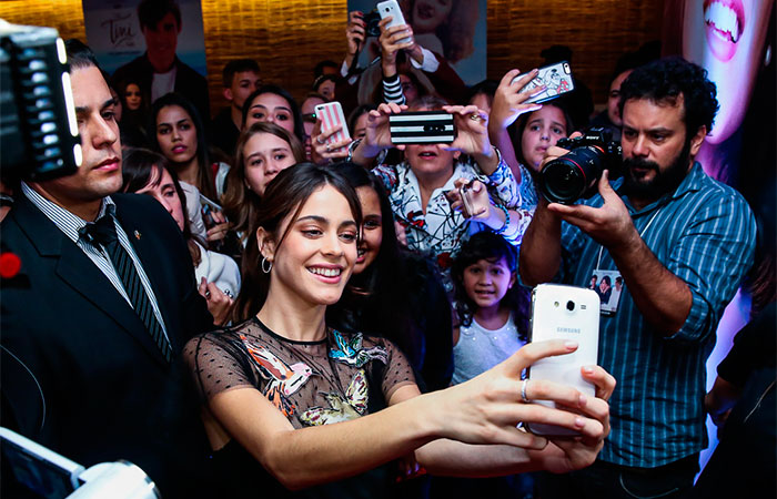 Martina Stoessel causa tumulto em pré-estreia de filme em SP