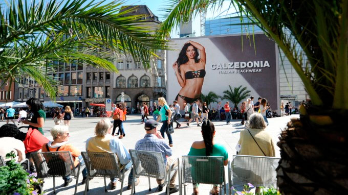 Outdoor com Adriana Lima de biquíni causa polêmica na Alemenha