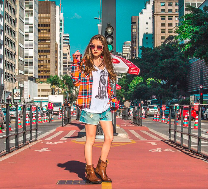 Maitê Faitarone posa na Av. Paulista e mostra seu glamour