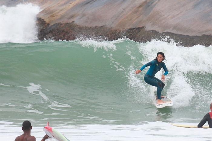 Dani Suzuki surfa e mostra o corpão na praia do Recreio