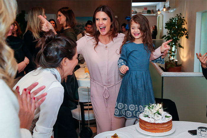 Mariana Kupfer celebra 42 anos rodeada de amigas badaladas