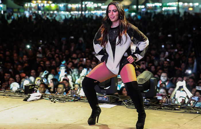 Anitta aposta só em camisão para encarar friaca em show 
