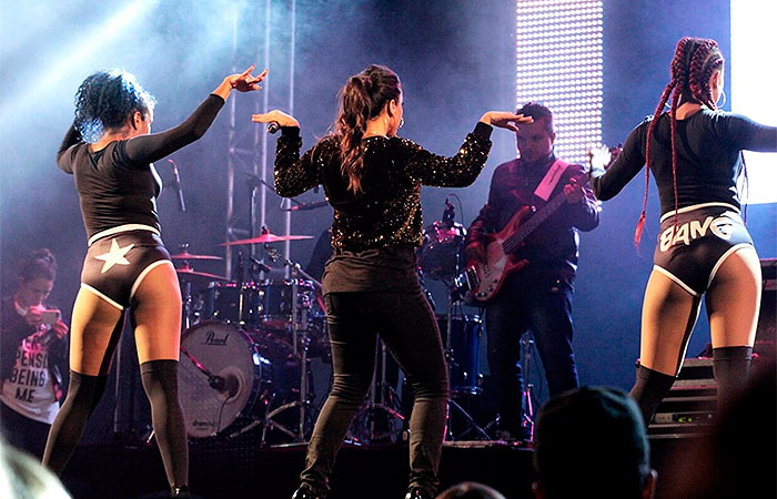 Anitta leva público ao delírio ao se apresentar em festival 
