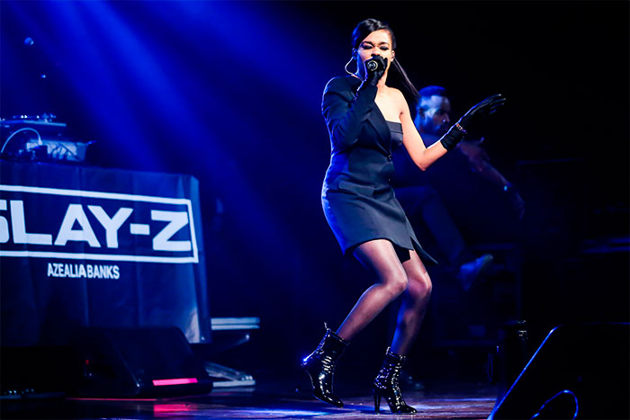 Azealia Banks usa look sensual em show de retorno ao Brasil