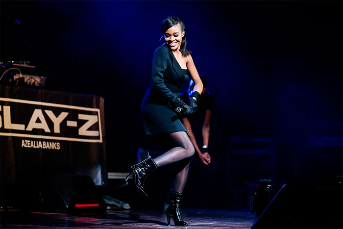 Azealia Banks usa look sensual em show de retorno ao Brasil