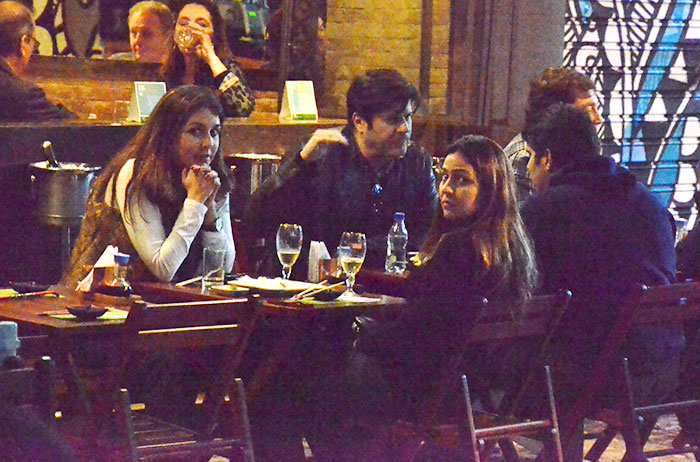 Paulo Ricardo janta com a mulher e casal de amigos