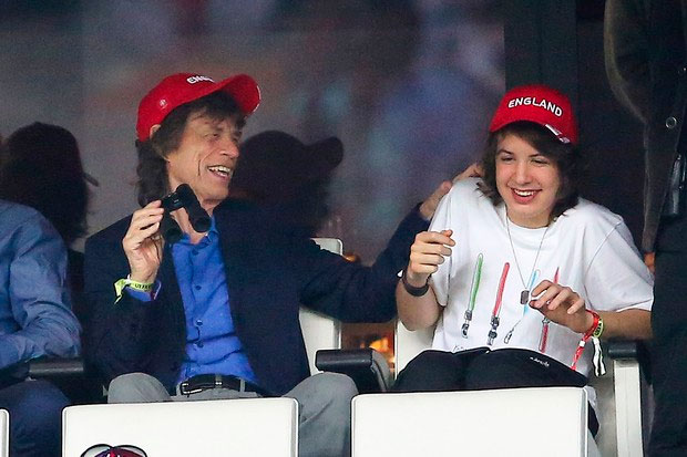 Mick Jagger e Lucas Jagger se divertem em jogo de futebol3