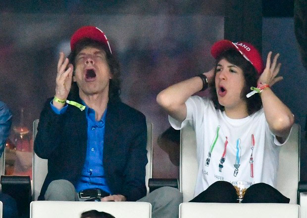 Mick Jagger e Lucas Jagger se divertem em jogo de futebol