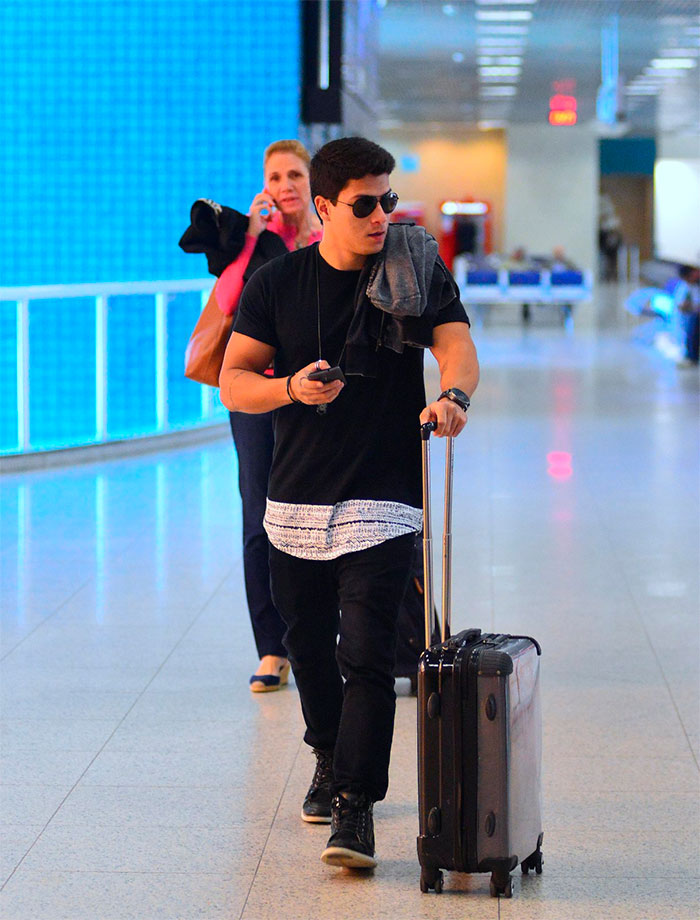 Lucas Lucco e Arthur Aguiar esbanjam estilo em aeroporto 