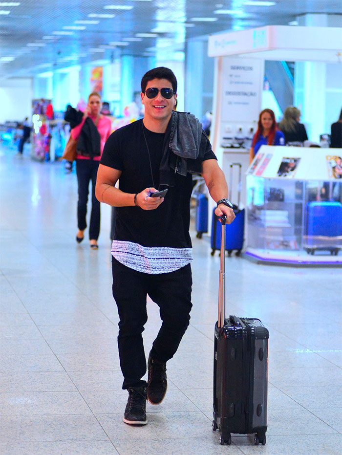 Lucas Lucco e Arthur Aguiar esbanjam estilo em aeroporto 