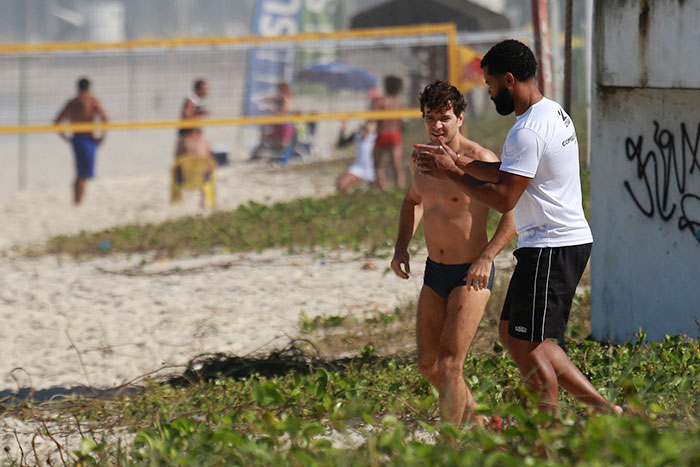 Daniel de Oliveira aproveitou a manhã desta quarta-feira (15) para se exercitar na praia da Barra da Tijuca, no Rio de Janeiro. Acompanhado de um personal, o ator, que é casado com Sophie Charlotte, realizou um treino funcional nas areias cariocas