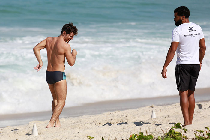 Daniel de Oliveira se exercitando na praia