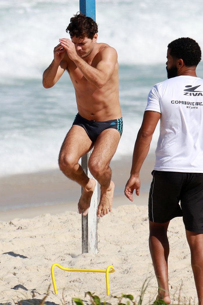 Daniel de Oliveira se exercitando na praia