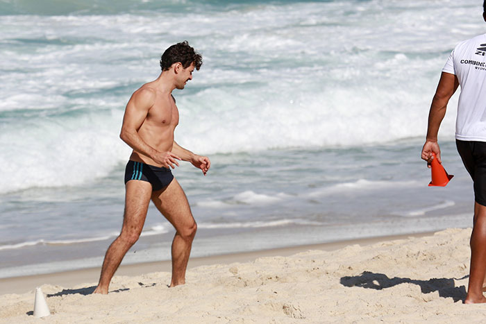 Daniel de Oliveira se exercitando na praia