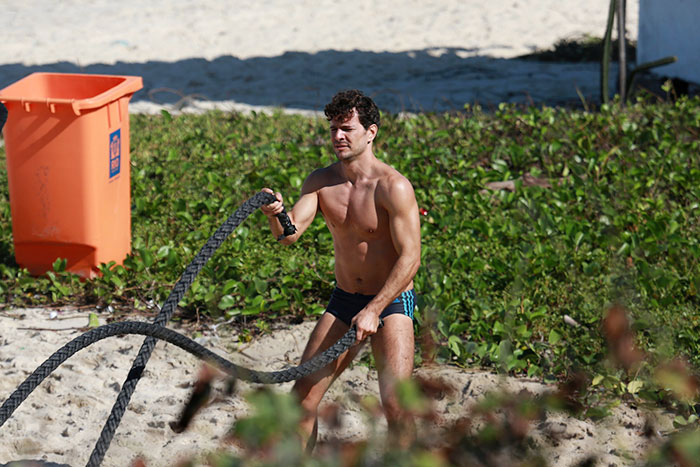 Xô preguiça! Daniel de Oliveira se exercita na praia