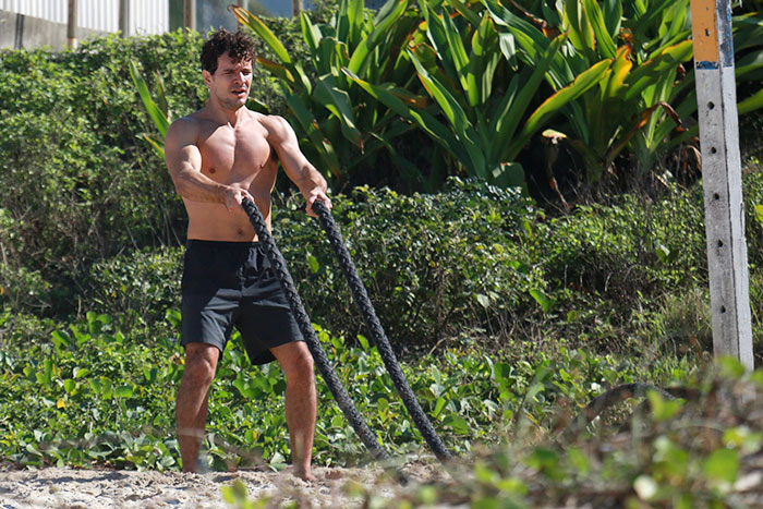 Daniel de Oliveira se exercitando na praia