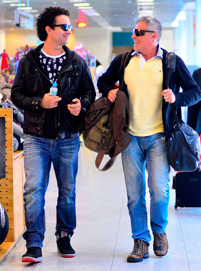 Marco Luque e Oscar Magrini colocam papo em dia no aeroporto