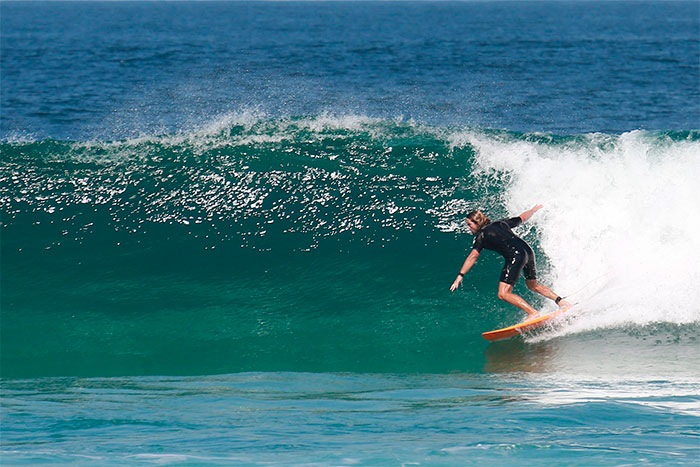 Vladimir Brichta mostra talento no surfe na Barra da Tijuca