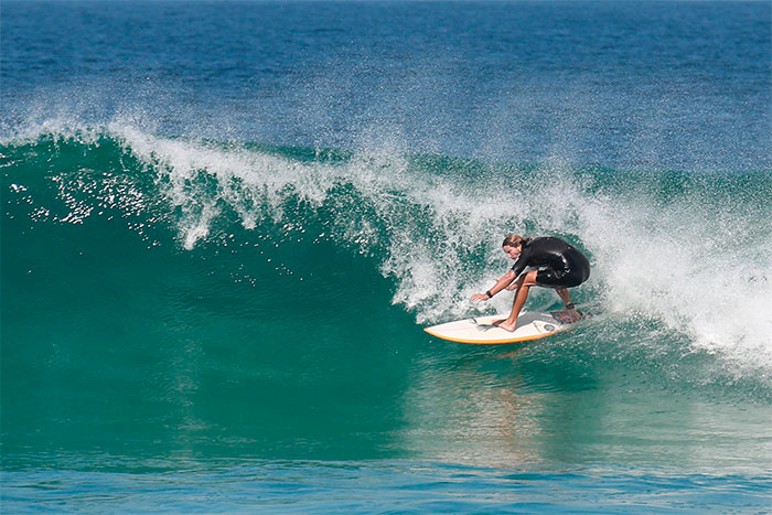 Vladimir Brichta mostra talento no surfe na Barra da Tijuca