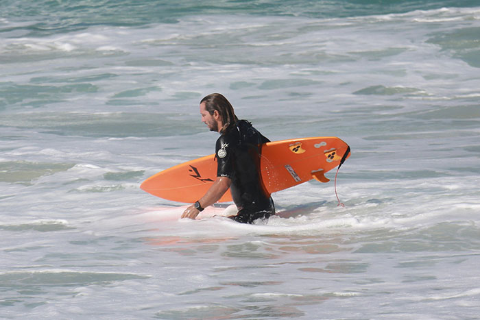 Vladimir Brichta mostra talento no surfe na Barra da Tijuca