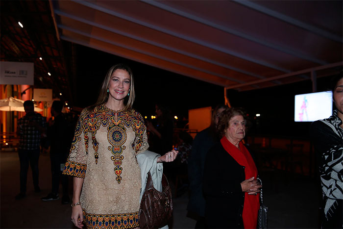 Luana Piovani esbanja estilo para prestigiar evento de moda