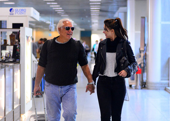  Antônio Fagundes esbanja sorrisos com namorada em aeroporto