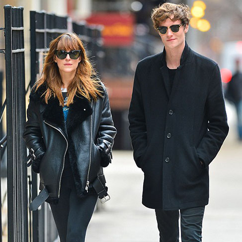 Dakota Johnson e o guitarrista Matthew Hitt colocaram um ponto final no namoro de quase dois anos neste mês de junho. De acordo com o The Mirror, os dois decidiram terminar o relacionamento devido a agenda lotada de ambos