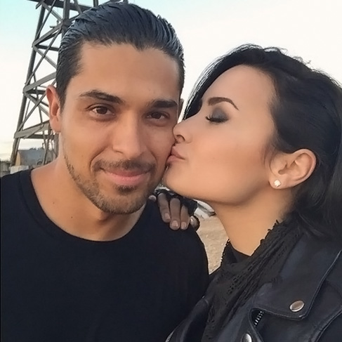 Eles formavam um daqueles casais que muita gente apostava que iriam casar, ter filhos e serem felizes para sempre, mas não foi bem assim. No início de junho, Demi Lovato e Wilmer Valderrama colocaram um ponto final no namoro de seis anos, entre idas e vindas. Os fãs torcem por mais um retorno. Será?